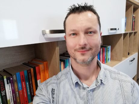 Peter Sorger pri knižnici