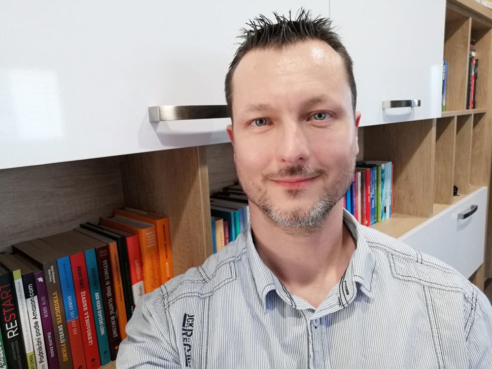 Peter Sorger pri knižnici