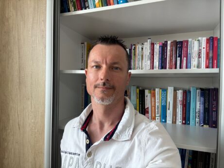 Peter Sorger pri knižnici